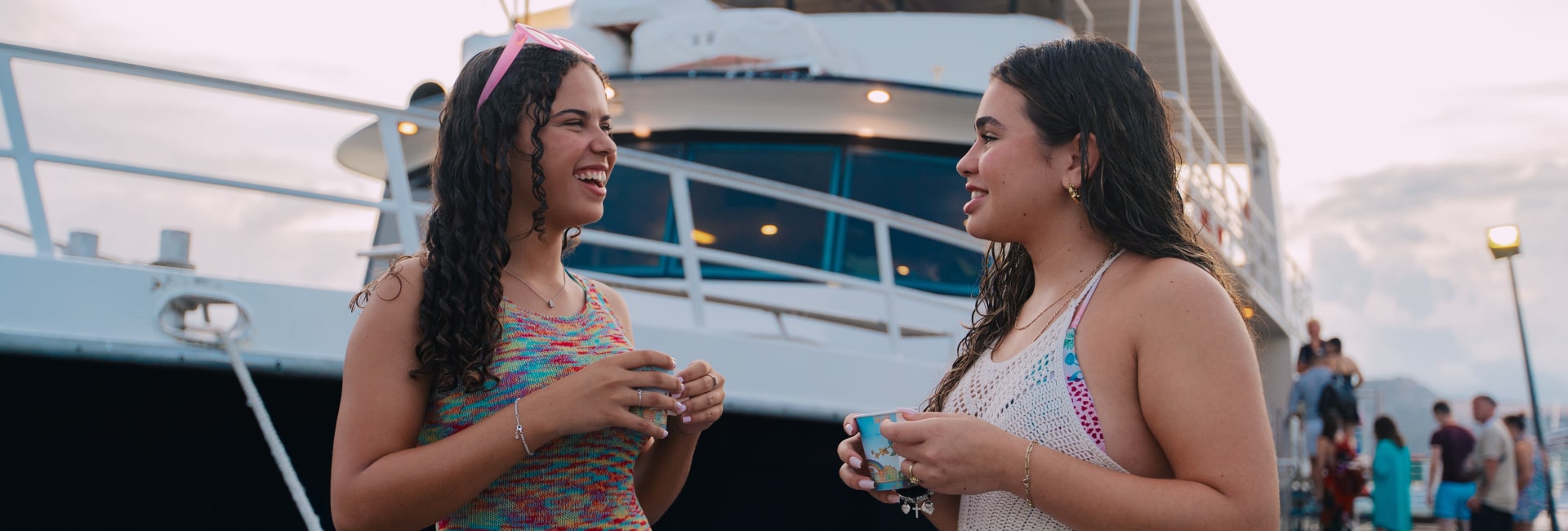 Gruppe von Freunden auf einem Bootsausflug nach Klein Curaçao mit Mermaid Boat Tours